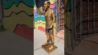 6ix9ine statue of him holding stacks of cash