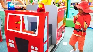 Vlad und Mama tun so, als würden sie im Spielezentrum für Kinder ihren Beruf ausüben