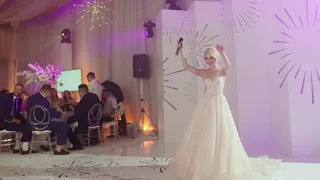 Свадьба, невеста красиво поет жениху