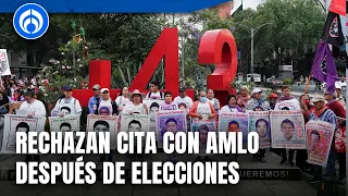 Familiares de los 43 de Ayotzinapa instalan plantón en el Zócalo