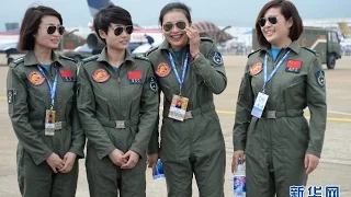 中国空军女飞行员驾歼10战机飞行表演特技