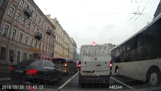 водятел поцеловал троллейбус на Невском