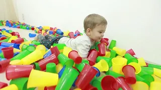 Вот это да ГИГАНТСКИЕ пирамиды из цветных стаканчиков. Wow, this is GIANT pyramids of colored cups.