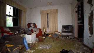 Abandoned House with Everything Left Behind!! Frozen in the 80's