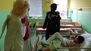 Votroci přišli jako Mikuláš, čert a anděl na dětskou kliniku Fakultní nemocnice