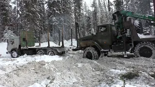 Погрузка Камаза лесом. Зимние лесные дороги.