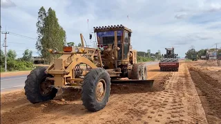 CAT 140G grade to expand the road and compact it too CAT CS11GC/DYNAPAC CA30D