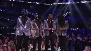 Daft punk give Taylor swift a award at the vmas