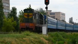 ЧМЭ3-3273 с пригородным поездом Бердянск - Запорожье покидает ст.Бердянск