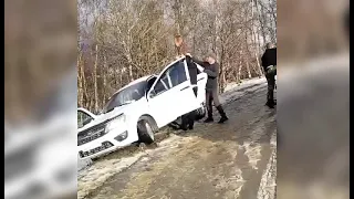 В Карачаево-Черкесии участковые уполномоченные помогли семье, чья машина оказалась на краю обрыва