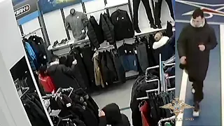 Полиция устанавливает личность подозреваемого в краже из магазина спорттоваров