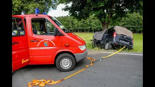 Van kracht gegen Baum: Mutter von zwei Kleinkindern bei Unfall getötet