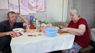 Добрая семья из деревни готовит кушать Суп с фрикадельками и мясной салатик Готовит мама вместе