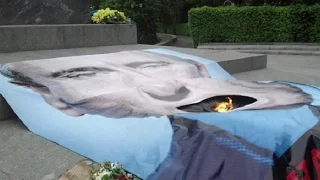 В Киеве портретом Путина накрыли Вечный огонь