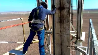 Derrickman Mike pulling blocks latching pipe