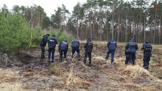 POLICJANCI ODNALEŹLI ZAKOPANE CIAŁA DWÓCH KOBIET W OKOLICY ROMANOWA