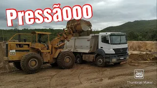 Carregadeira CAT 966 + caminhão traçado trabalhando na pedreira