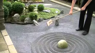 Japanese Zen Garden raking 禅の庭