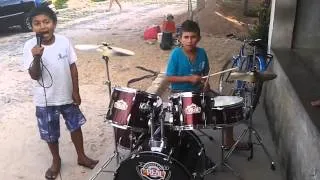 Meninos da Barroquinha ganham uma bateria da banda forró real