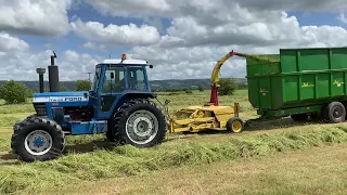 Ford TW 20 & New Holland 819 picking up grass.