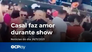 Casal faz amor durante show