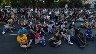 "Не нажимай! Присаживайся": протестная акция в Белграде