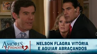 Amores Verdadeiros - Nelson flagra Vitória e Aguiar abraçandos