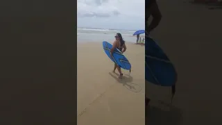 os farofeiros na praia e a dona quase quebra a barbatana da prancha kkkkkkkkkkkkkk