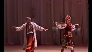 Заслуженный ансамбль танца Украины Днiпро 2003г. 70 лет. Несе Галя воду.