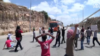 الاناضول | نشطاء فلسطينيون يغلقون طريقاً يسلكه مستوطنون قرب رام الله - رام الله