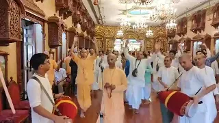 Guru Puja by His Holiness Haladhar Swami Maharaja at ISKCON Chowpatty