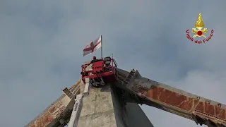 Ponte Morandi, Vigili del fuoco mettono bandiera di Genova sul pilone in omaggio alla città