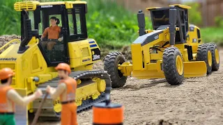 Grading A Road With A RC Motor Grader In 1:16 RC Scale!