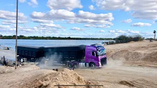 SÓ VOLVO FH AO EXTREMO ARRANCANDO DE SUBIDA