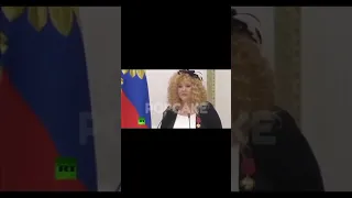 В Сети завирусилось видео, где Пугачева получала награду из рук Владимира Путина в Кремле.