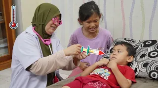 Samil Sakit panas gara-gara Mandi hujan - Bermain dokter-dokteran | Zein husna