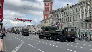 Колонна военной техники на Невском проспекте Санкт-Петербурга – в ожидании 9 мая 2022 года