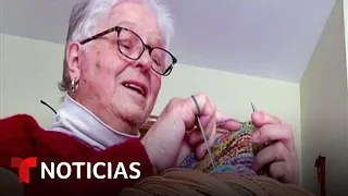 Una anciana teje gorros de invierno para personas sin hogar | Noticias Telemundo