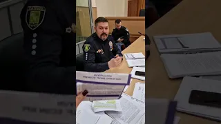 Полицейский Куденко, даже в суде продолжает исполнять
