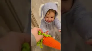 Ника в костюме зайца отнимает морковку 😂