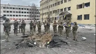 Українські військові зіграли гімн України на фоні руйнувань від російських бомбардувань