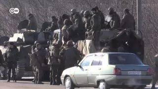 Украинские солдаты покидают Дебальцево