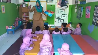 KESERUAN AKSI GURU CANTIK SAAT MENGAJAR DI RA ALHIDAYAH