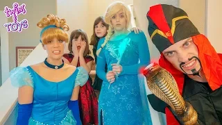 Kate & Lilly help Frozen Elsa SAVE Cinderella from Jafar!