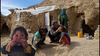 Hard life in 2000 years old cave | Daily routine village life in Afghanistan | Risk life