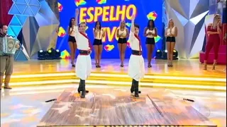 Dupla surpreende em dança sincronizada e ganha R$ 2 mil no Espelho Vivo