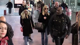 EXCLUSIVE : Reese Witherspoon arrive at Paris airport with daughter Ava, son and husband