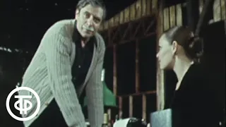 У театральной афиши. А.Лазарев и Н.Бутырцева в спектакле "И порвется серебряный шнур" (1982)