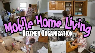 Organize my small mobile home kitchen with me. / MOBILE HOME LIVING