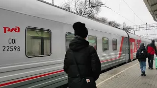 Электропоезд ЭП1П с пассажирским составом на главном жд вокзале города Пятигорск
